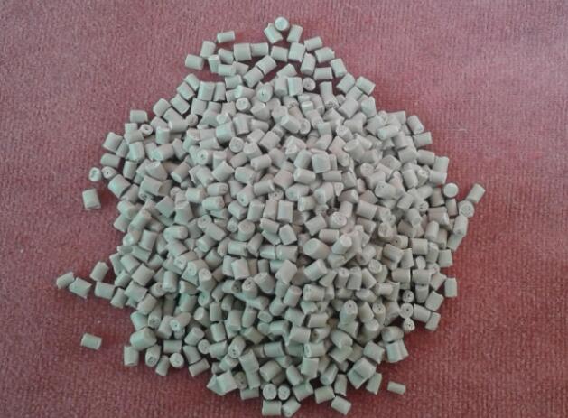 Why do recycled plastic particles have excellent physical and mechanical properties